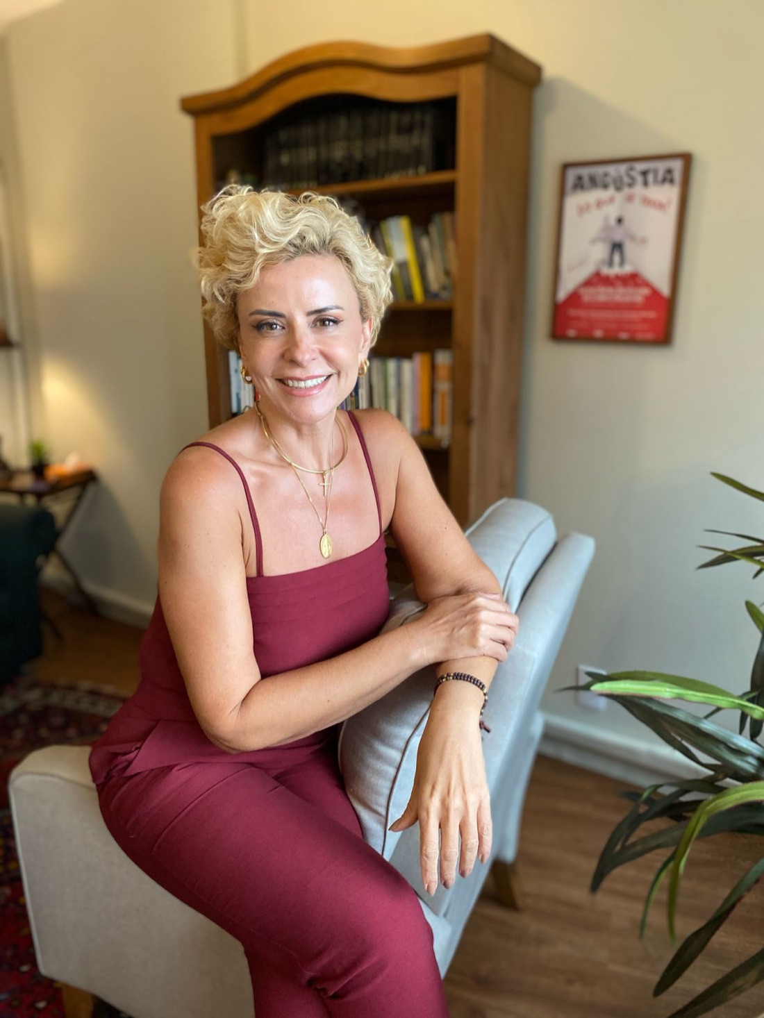 Marilu Lemos sorrindo em seu consultório, em Florianópolis